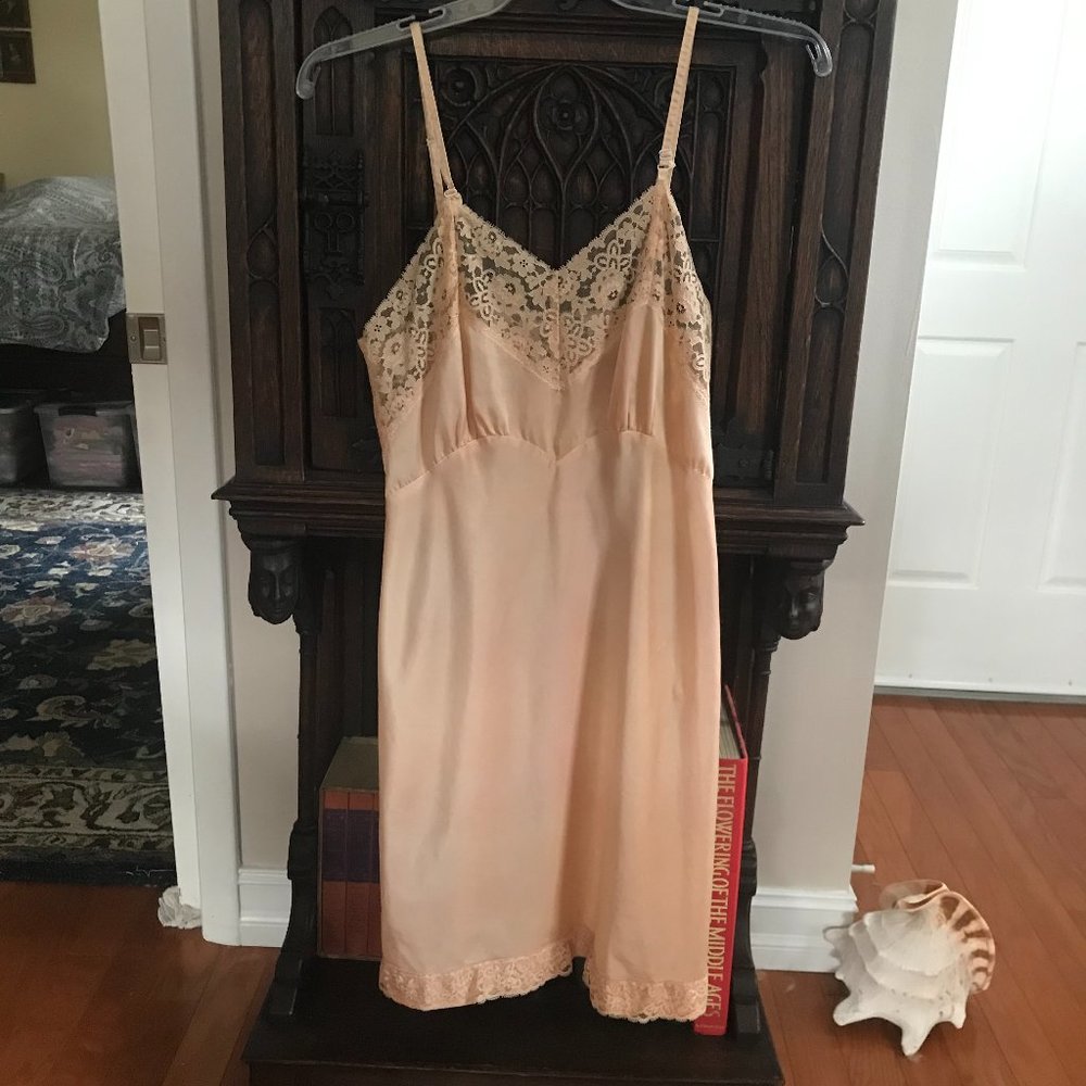 FISCHER:  VINTAGE 1940-50S  PEACH COLORED FULL SLIP SIZE 34